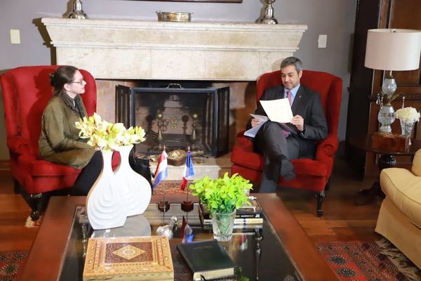 Embajadora francesa elogia el éxito de Paraguay contra el COVID-19: "son un ejemplo" - El Trueno