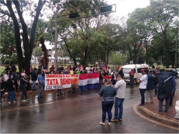 Alto Paraná: Ciudadanos exigen asistencia frente a la Gobernación