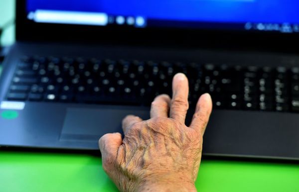 Ancianos confinados se suben al tren de la tecnología durante la pandemia - Tecnología - ABC Color
