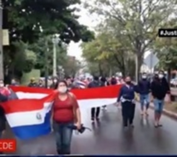 Multitudinaria manifestación incumpliendo medidas sanitaria - Paraguay.com