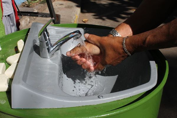 Hábitat para la Humanidad dona lavamanos e insumos de limpieza para familias de La Chacarita - .::RADIO NACIONAL::.