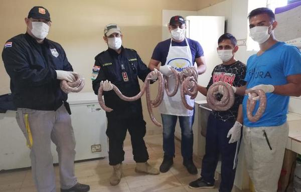 Internos elaboran chorizo misionero en Penitenciaría Regional de Misiones