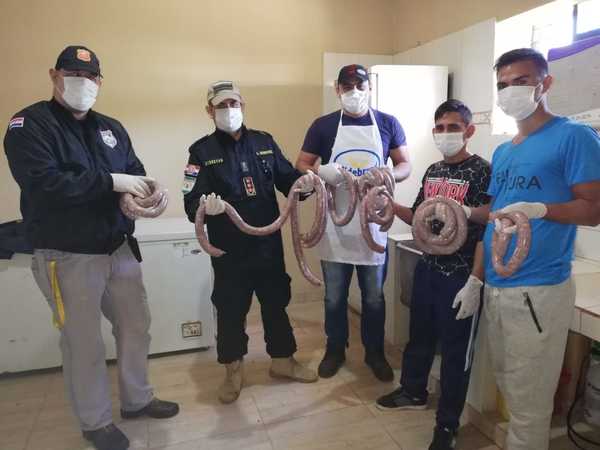 Internos elaboran chorizo misionero en Penitenciaría Regional de Misiones