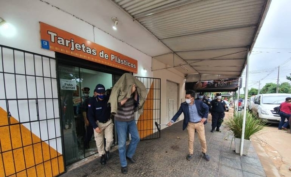 HOY / Descubren fábrica de documentos falsos: cédulas, vales, tarjetas y credenciales a la orden