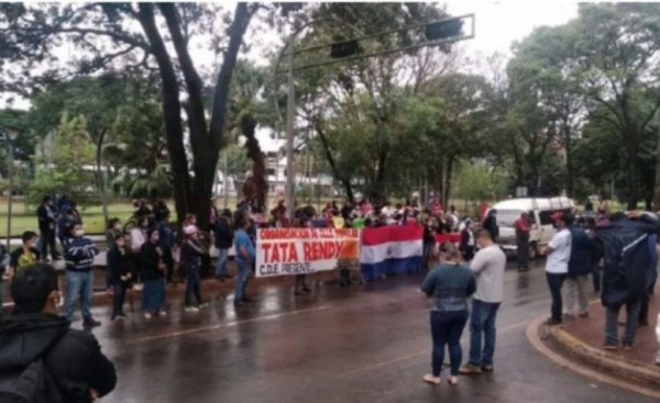 Marchan desde Franco para exigir asistencia de la Gobernación