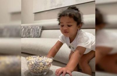 La pequeña hija de Kylie Jenner se convierte en la reina de Instagram con este difícil reto - C9N