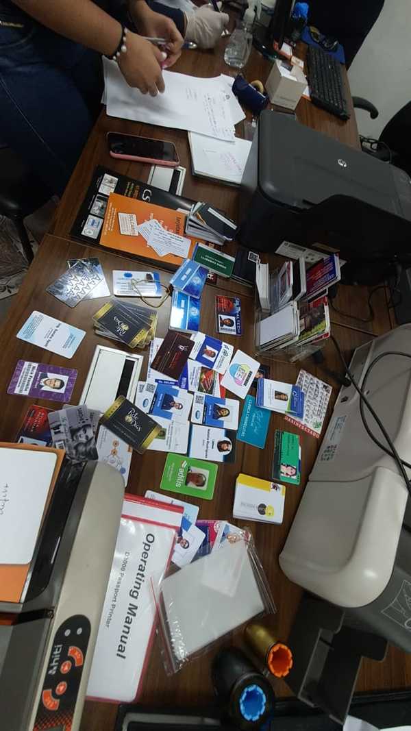 Imprenta falsificaba tarjetas de crédito, carnets del gobierno y hasta de medios de prensa