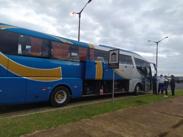 Unos 100 argentinos partieron a su país desde Encarnación