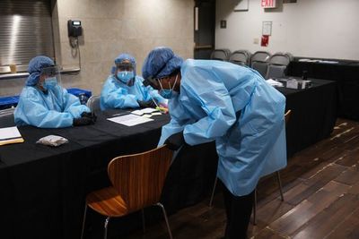 Hospitales de EEUU despiden personal debido a la pandemia