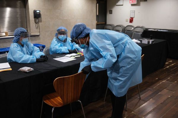 Hospitales de EEUU despiden personal debido a la pandemia