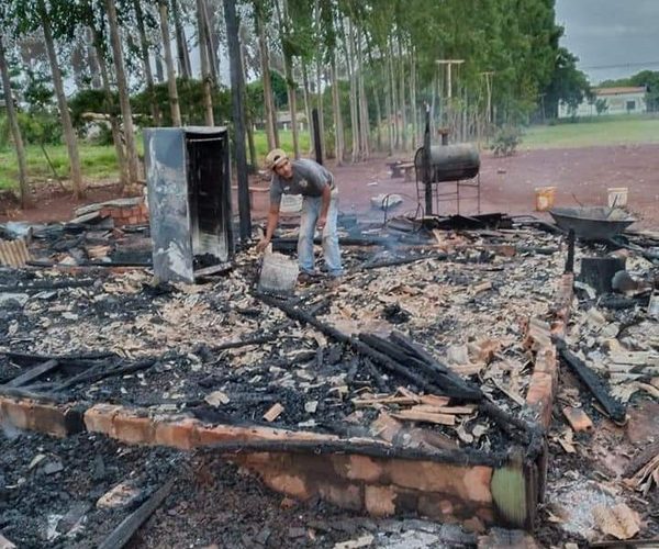 Incendio convierte en cenizas una casa