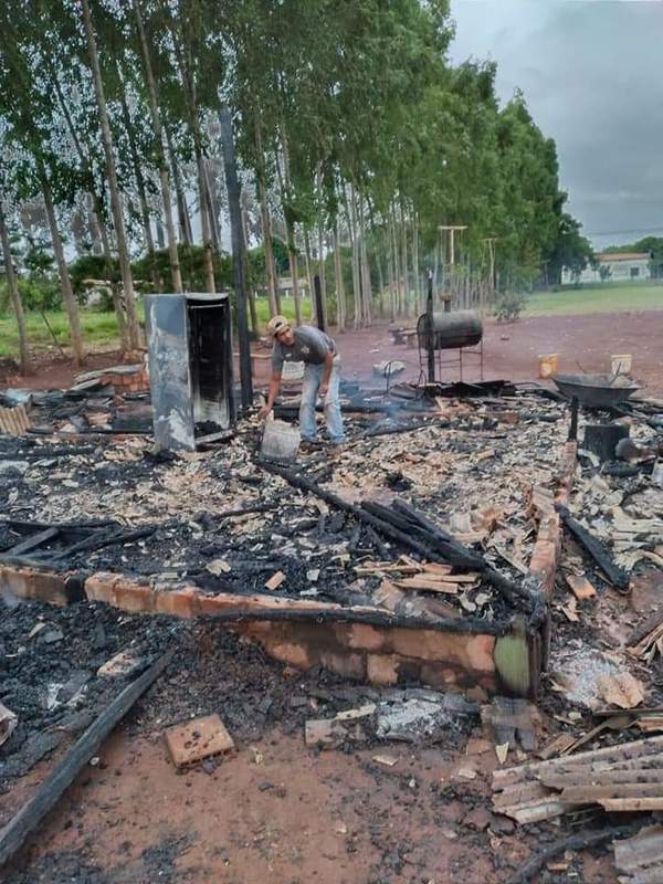 Incendio consumió humilde vivienda de anciano - Noticde.com