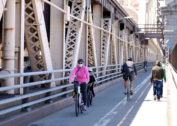 Un medallista de esgrima se mantiene en forma como repartidor en bicicleta