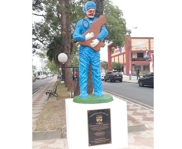 Es viral el monumento al enfermero en Pilar | Crónica