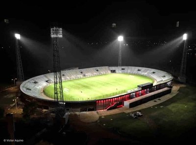 El feró estadio que ya brilla en Encarnación | Crónica
