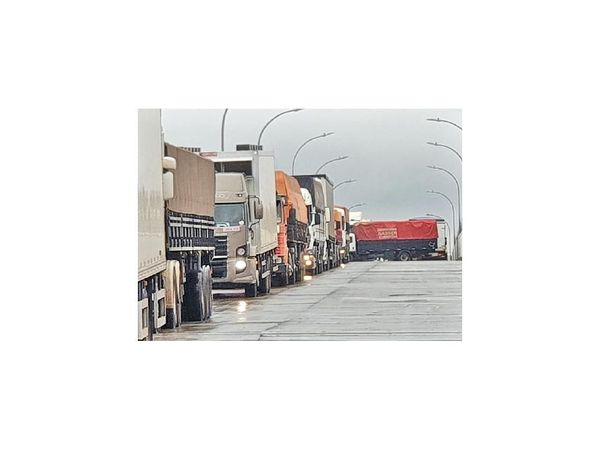 Militares hicieron volver a camioneros en Puente de la Amistad