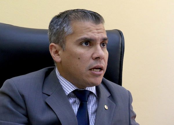 González envió escribano para intimar a Fernández