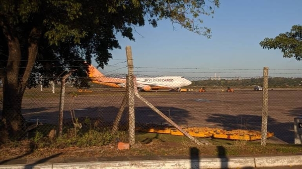 HOY / Llegó otro avión carguero con insumos médicos