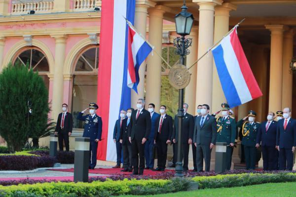 Izamiento de pabellón patrio y salva de 21 cañonazos para conmemorar los 209 años de la Independencia del Paraguay - ADN Paraguayo