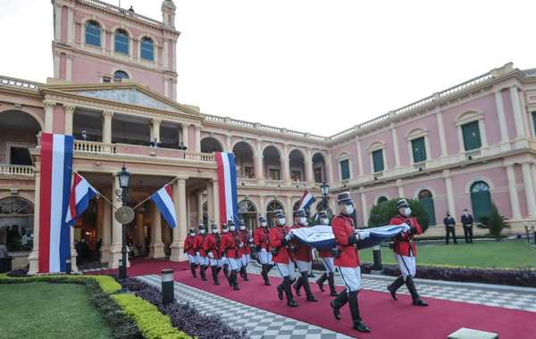 En Palacio: acto por día de la patria usan bandera sin escudos y desatan críticas - ADN Paraguayo