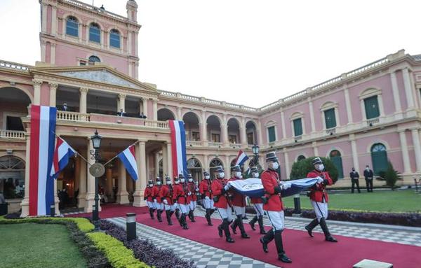 Izaron el Pabellón Nacional en conmemoración de la independencia