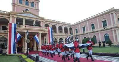 Izaron el Pabellón Nacional en conmemoración de la independencia