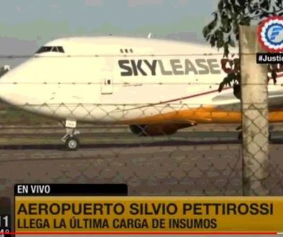 Llegó el avión con la última carga de insumos para Salud