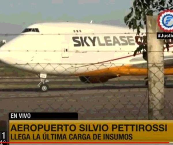 Llegó el avión con la última carga de insumos para Salud