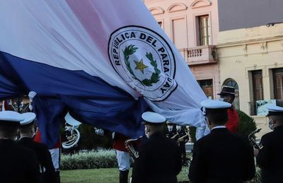 Izamiento de la bandera patria, con presencia de autoridades