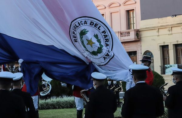 Izamiento de la bandera patria, con presencia de autoridades