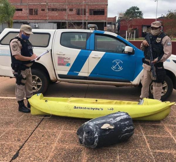 POSADAS: ABANDONARON UN KAYAK CON DROGA A ORILLAS DEL PARANÁ