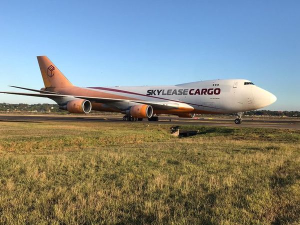 Aduanas no libera carga de insumos médicos y ya no hay espacio para resguardarla en aeropuerto - Nacionales - ABC Color