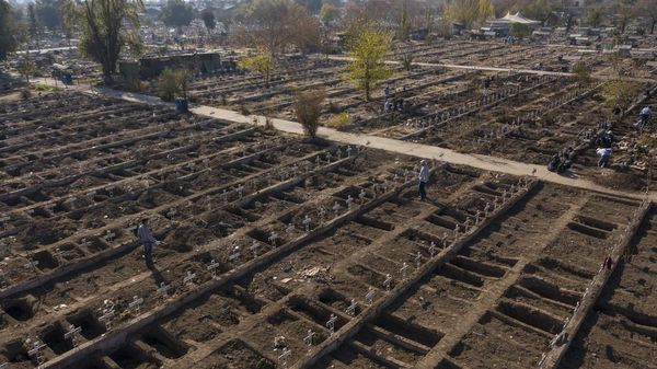Cementerio de Santiago cava miles de tumbas ante avance del coronavirus