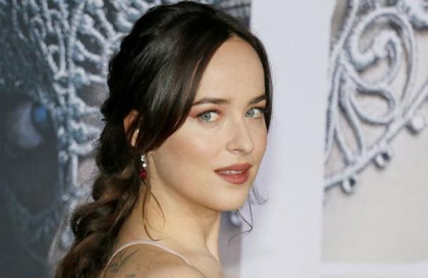 'Lleva a mi cerebro a lugares oscuros': Dakota Johnson se refirió a la depresión que sufre desde los 14 años - C9N