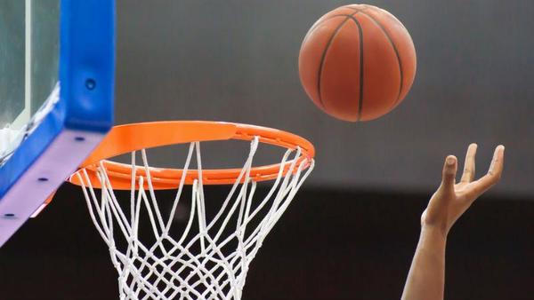 El tablero de baloncesto que convierte a cualquier jugador en Michael Jordan - SNT