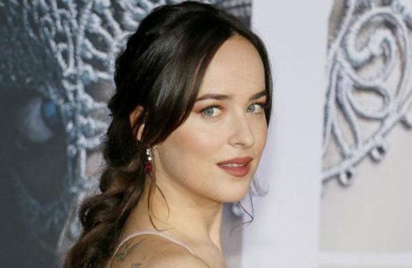 'Lleva a mi cerebro a lugares oscuros': Dakota Johnson se refirió a la depresión que sufre desde los 14 años - SNT