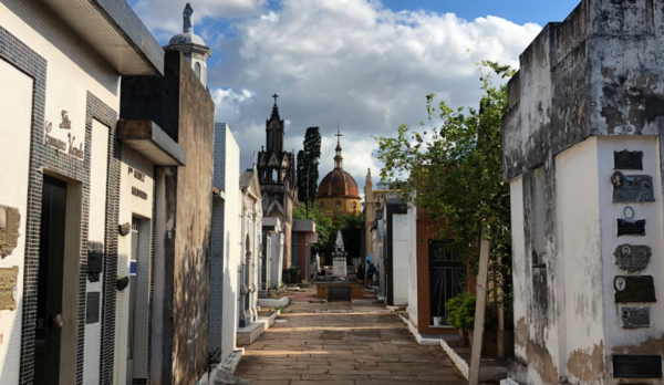 HOY / No podrán visitar a las madres en su día en los cementerios