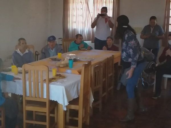 Festeja de cumpleaños con abuelos en hogar de ancianos de Coronel Oviedo