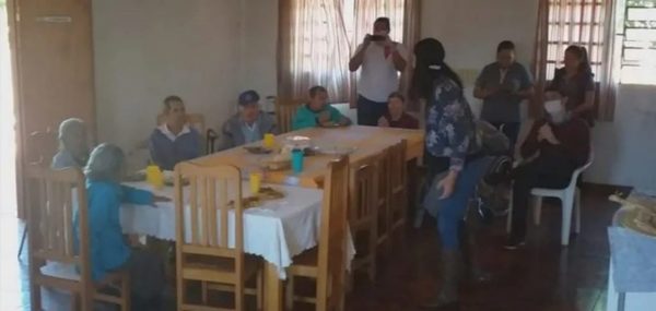 Docente festejó su cumpleaños en hogar de ancianos | Noticias Paraguay