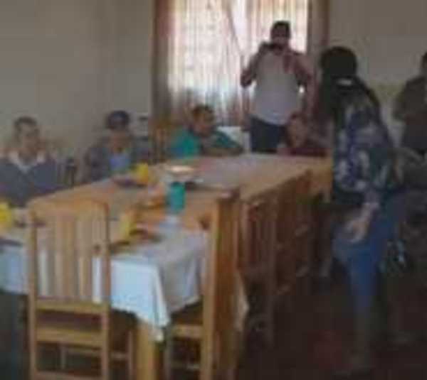 Joven decide festejar su cumpleaños con abuelitos - Paraguay.com