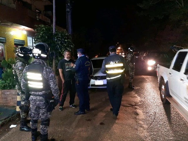 BEBÍAN BEBIDAS ALCOHÓLICAS EN PLENA VÍA PÚBLICA Y FUERON SORPRENDIDOS POR LINCES Y PMT