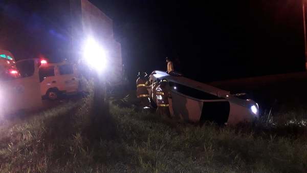 VUELCO DE AUTOMÓVIL SOBRE RUTA 6 EN LAS AFUERAS DE MA. AUXILIADORA