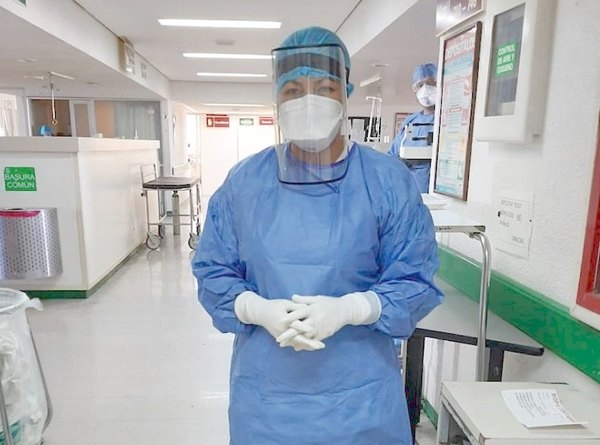 Enfermera opurahéi a pacientes con Covid-19 | Crónica