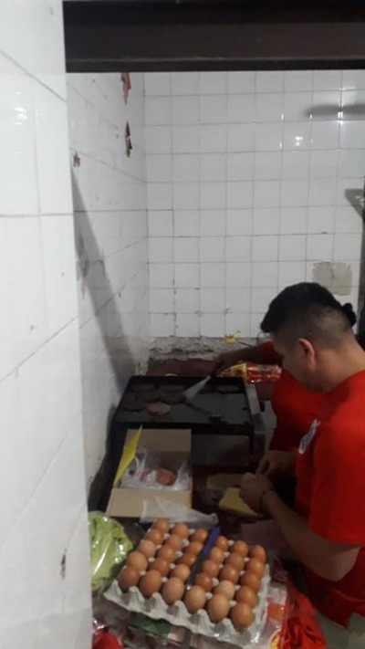 Como sanción, cocinaron hamburguesas para policías - Judiciales.net
