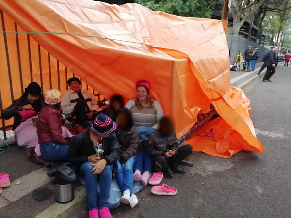 Familiares de policía piden su libertad - Judiciales.net