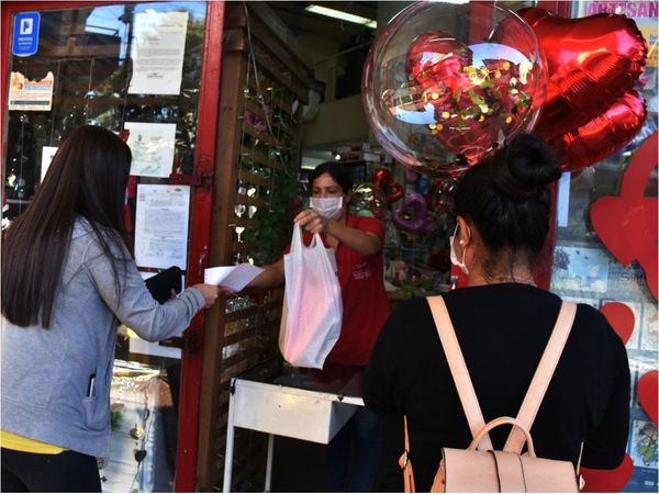 Comercios y tiendas se ingenian para llegar a las madres