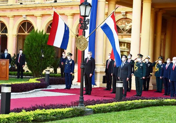 Rinden homenaje a la Patria con 21 cañonazos - Política - ABC Color