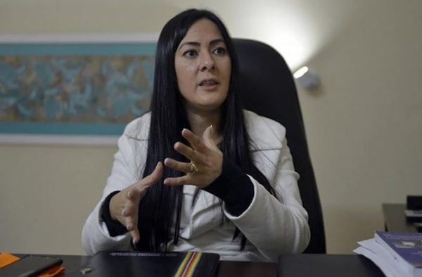 Denuncian a ex ministra de Senabico - Judiciales.net