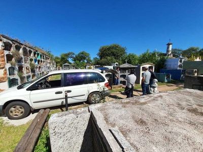 Investigan extraño "paseo" de un ataúd