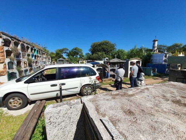 Investigan extraño "paseo" de un ataúd